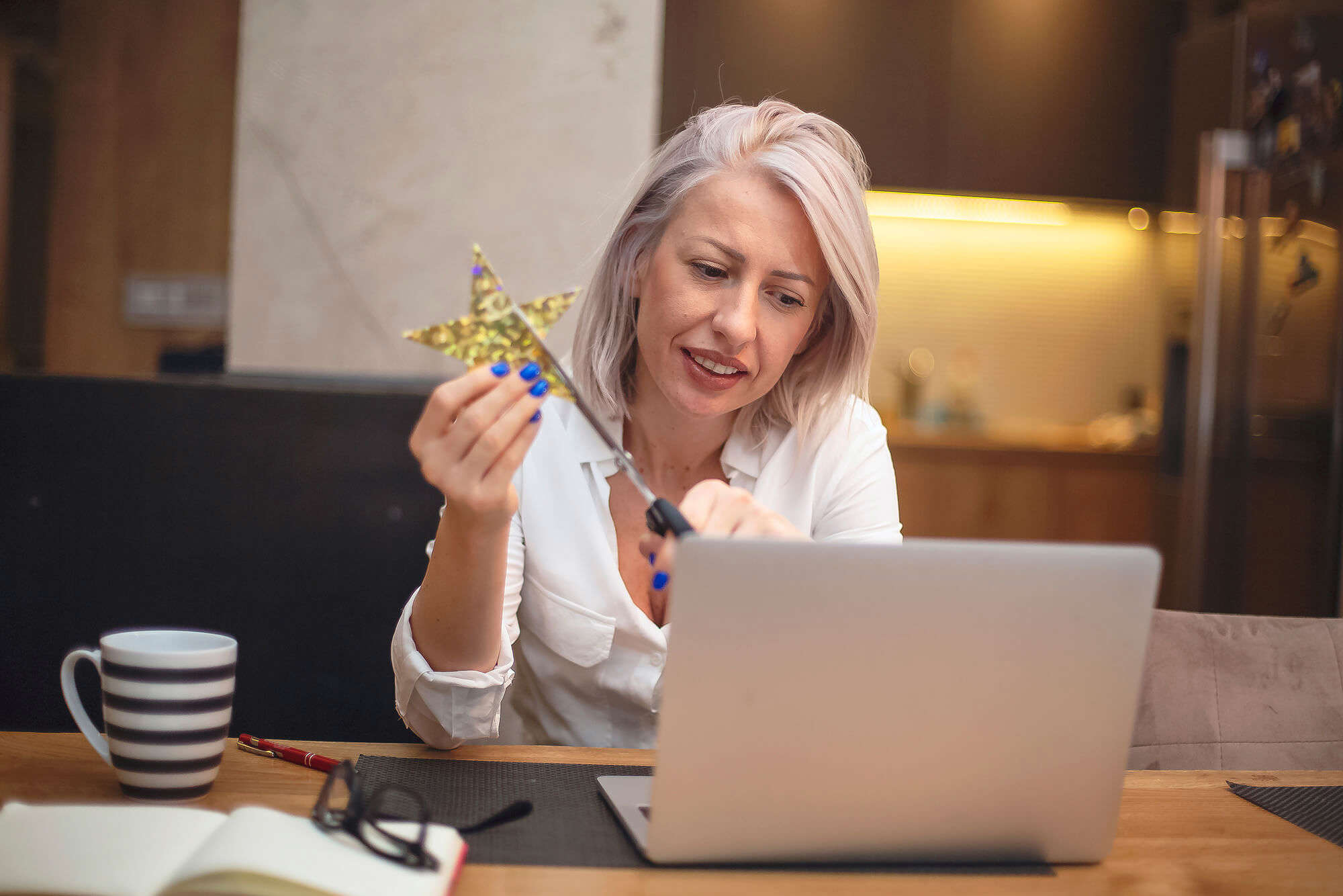 Someomne taking part in an online crafts class