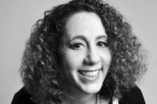 Speaker Laila El Metoui smiling at the camera - in black and white