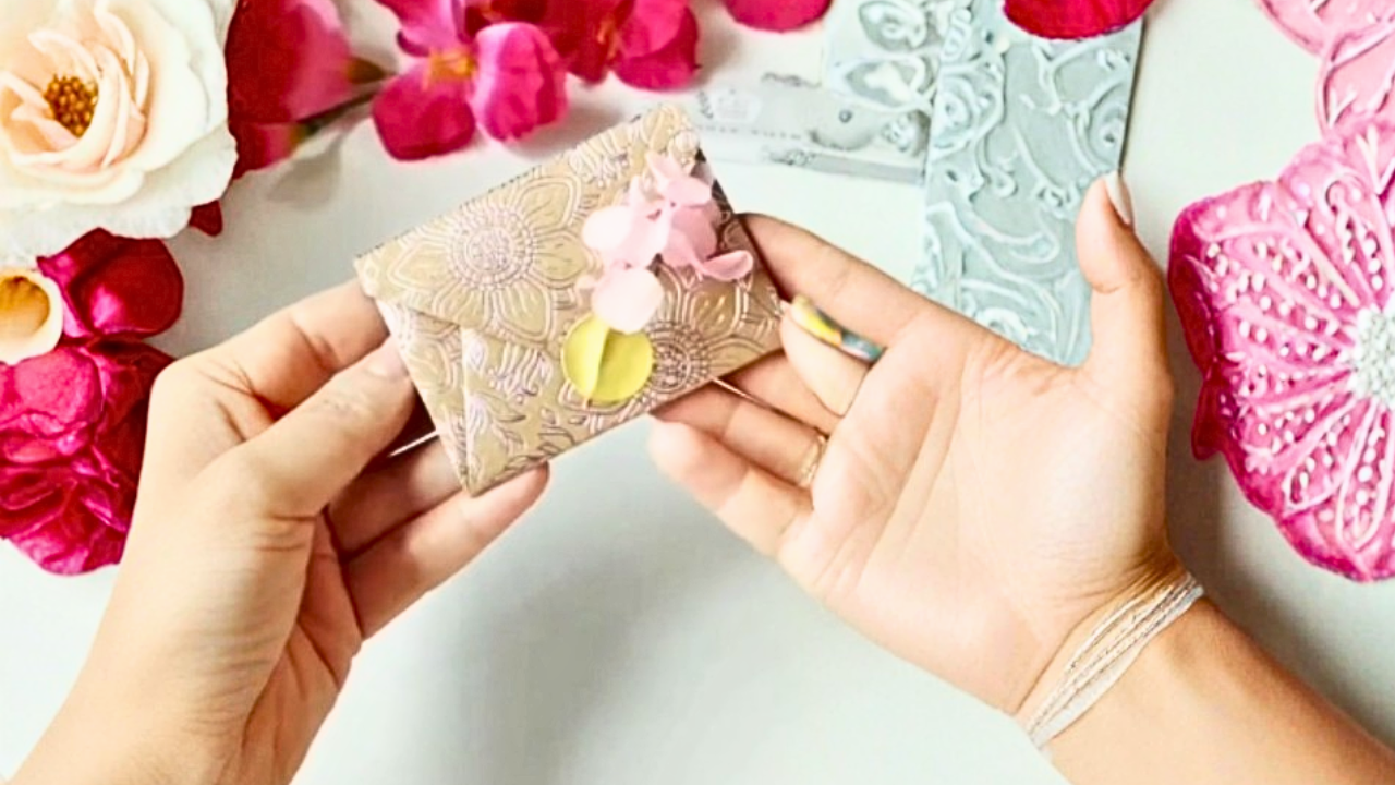 Main image: a beautiful gift envelope, in patterned paper and intricate details, perfect for Christmas gift wrapping ideas.